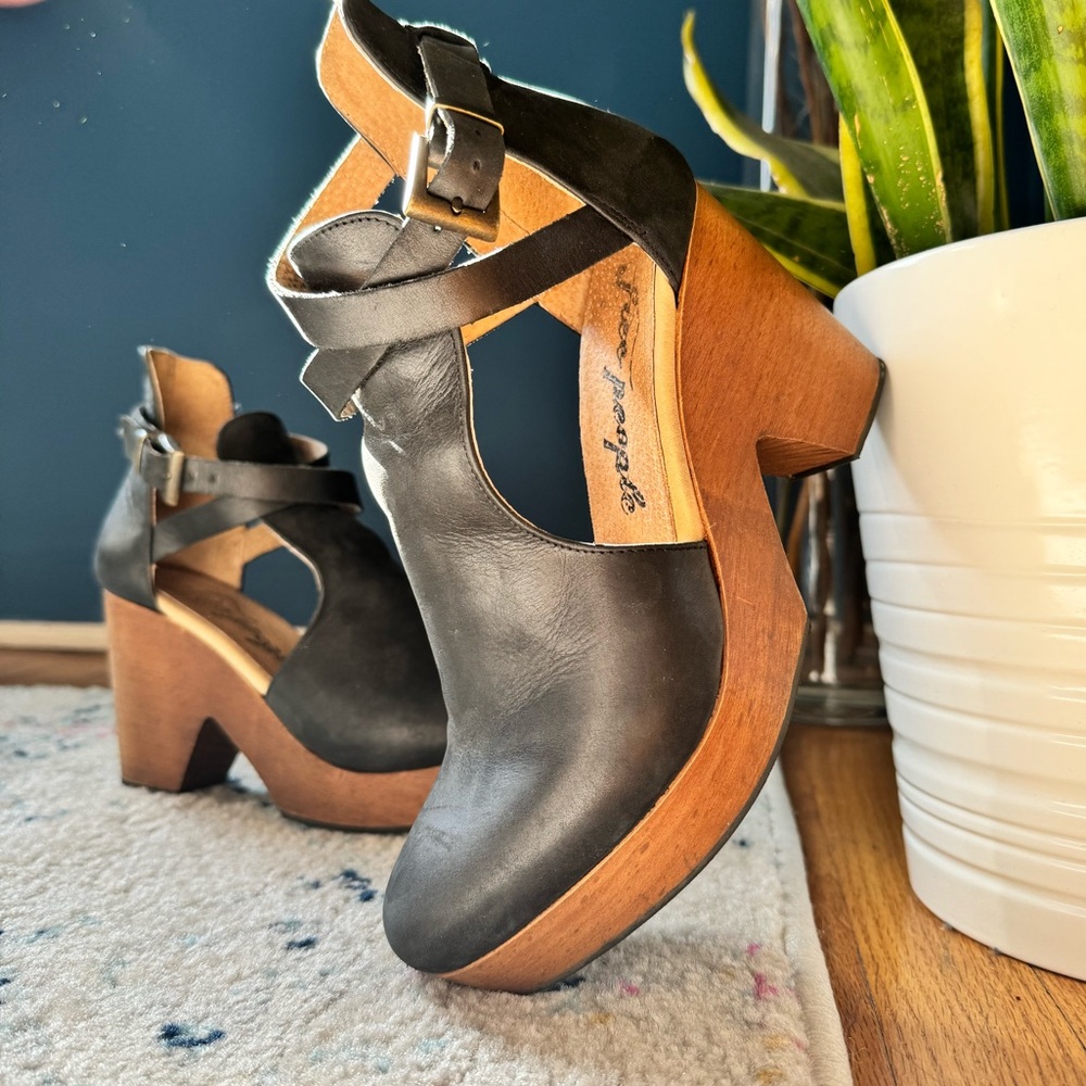 💯 FREE PEOPLE | Cedar Leather Buckle Platform Wood Clogs